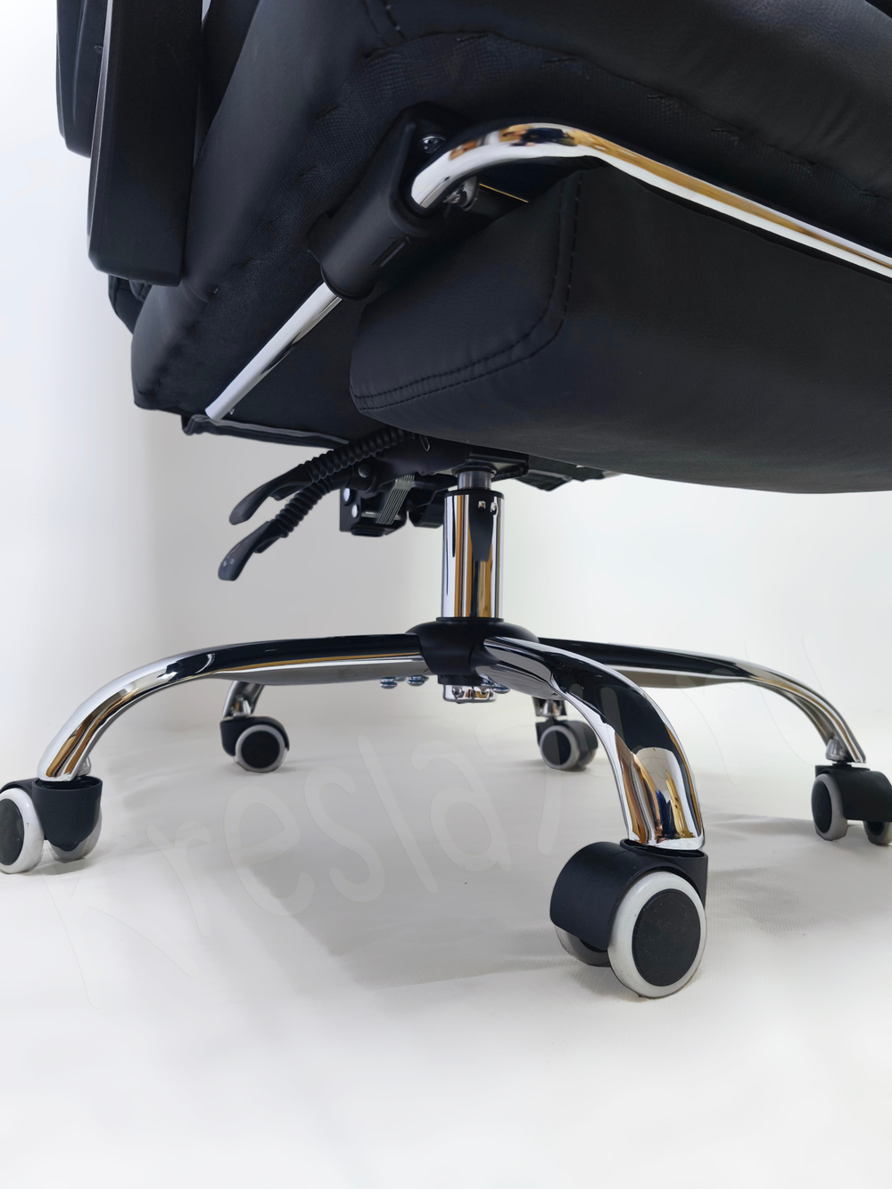 Кресло руководителя с подножкой. Цвет черный