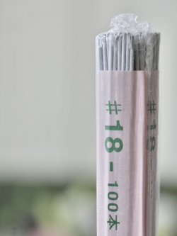 Проволока Белая в тейп ленте японская для цветов толстая №18, 100 шт.