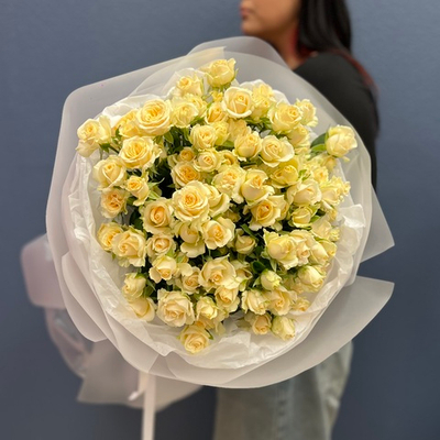 Букет из кустовых кремовых роз #37