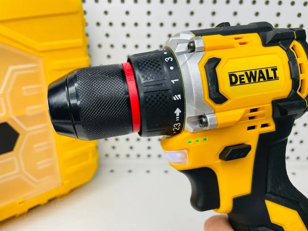 Шуруповерт бесщеточный аккумуляторный со стальным патроном DeWALT 18В