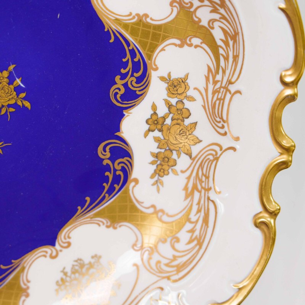 Декоративная тарелка с кобальтовым зеркалом и золочёным орнаментом