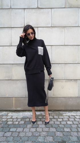 Черный трикотажный костюм с юбкой
