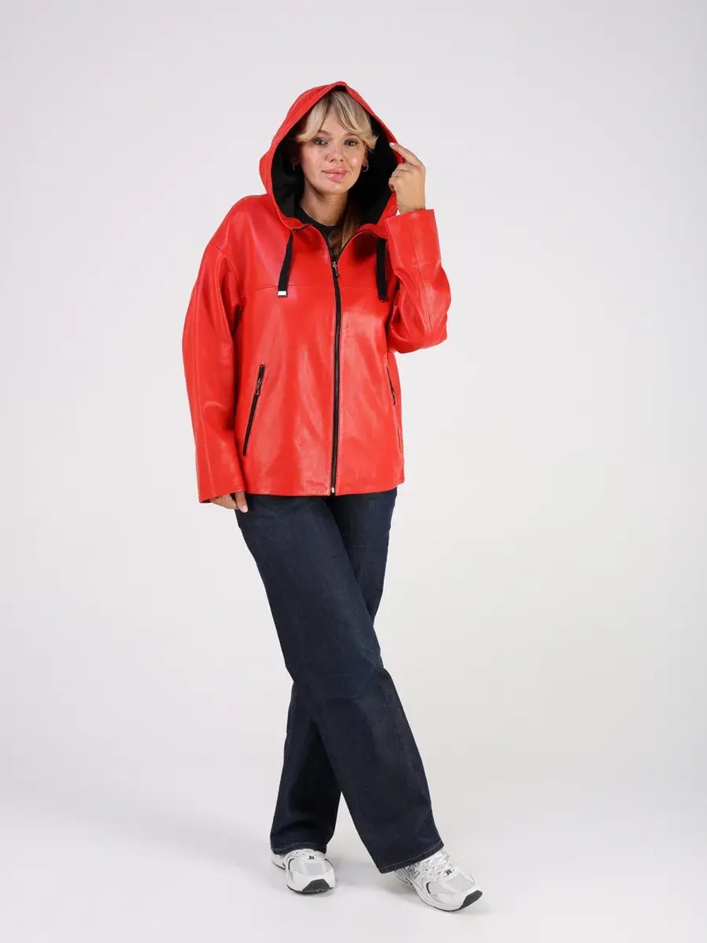 Кожаная куртка демисезонная с капюшоном короткая