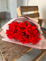 Букет с алыми розами