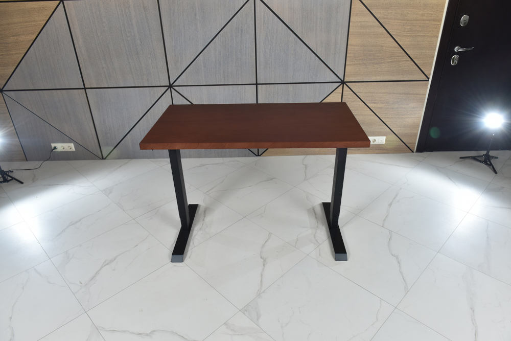 Регулируемый компьютерный стол Bazalt с регулировкой по высоте — столешница МДФ Красное дерево