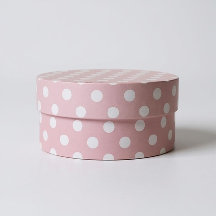 Плотная короткая круглая коробка(без ручек).Цвет; В нежно розовый горох.