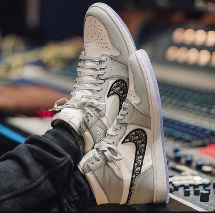 Кроссовки цвет серый