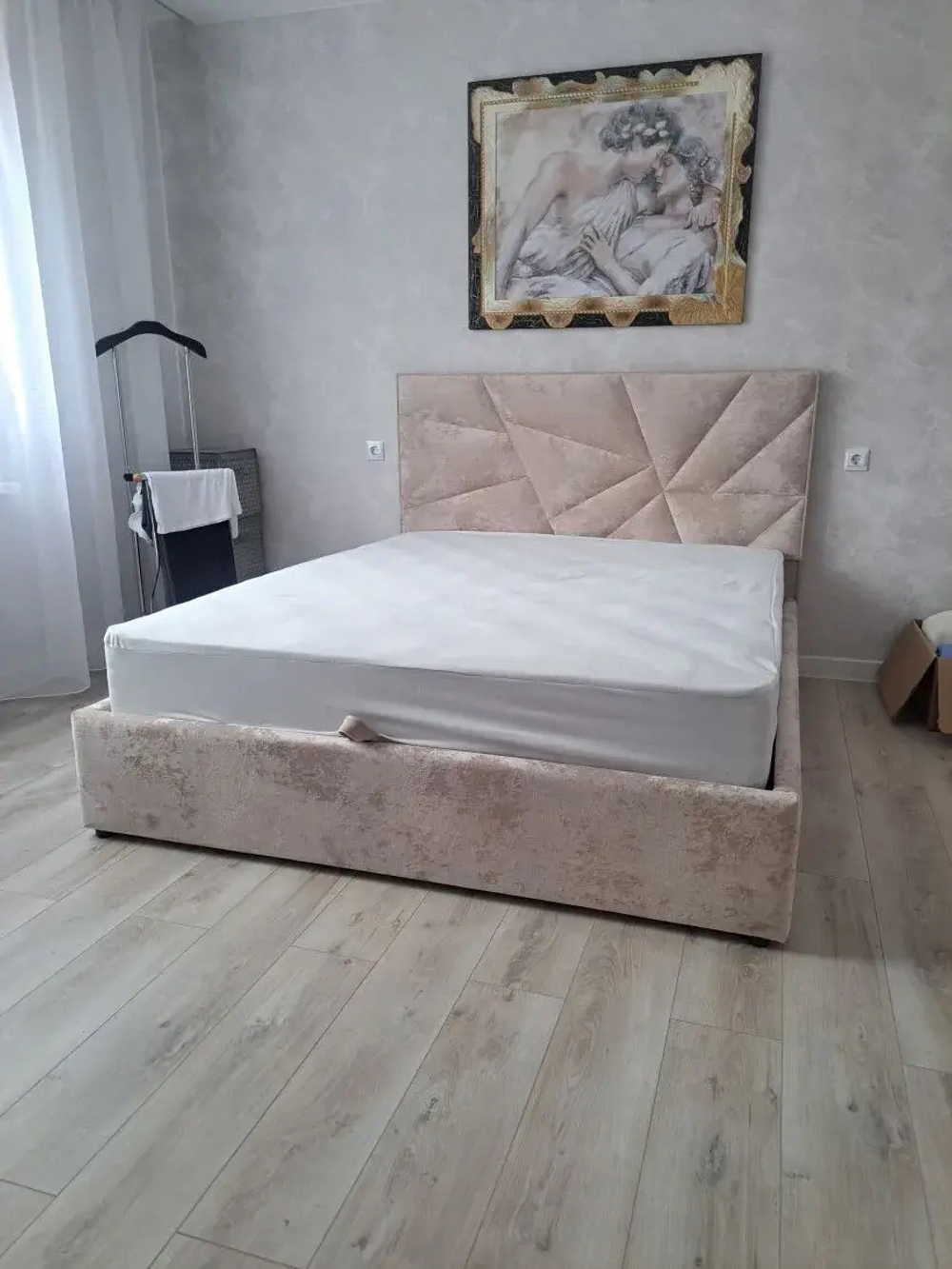 Интерьерная кровать массив сосны