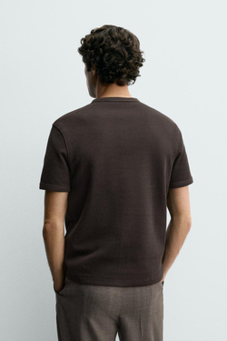 ZARA ФУТБОЛКА ИЗ РЕЛЬЕФНОЙ ТКАНИ С ВОРОТНИКОМ НА ПУГОВИЦАХ, ШОКОЛАДНЫЙ