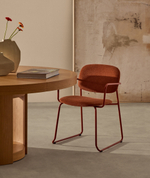 Стул Meli с подлокотниками из терракотовой шенилли с терракотовыми металлическими ножками