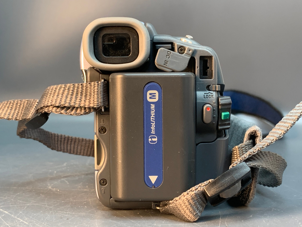 Sony DCR-TRV22E слабо держит аккумулятор