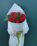 Роза красная с кипарисом(00405)