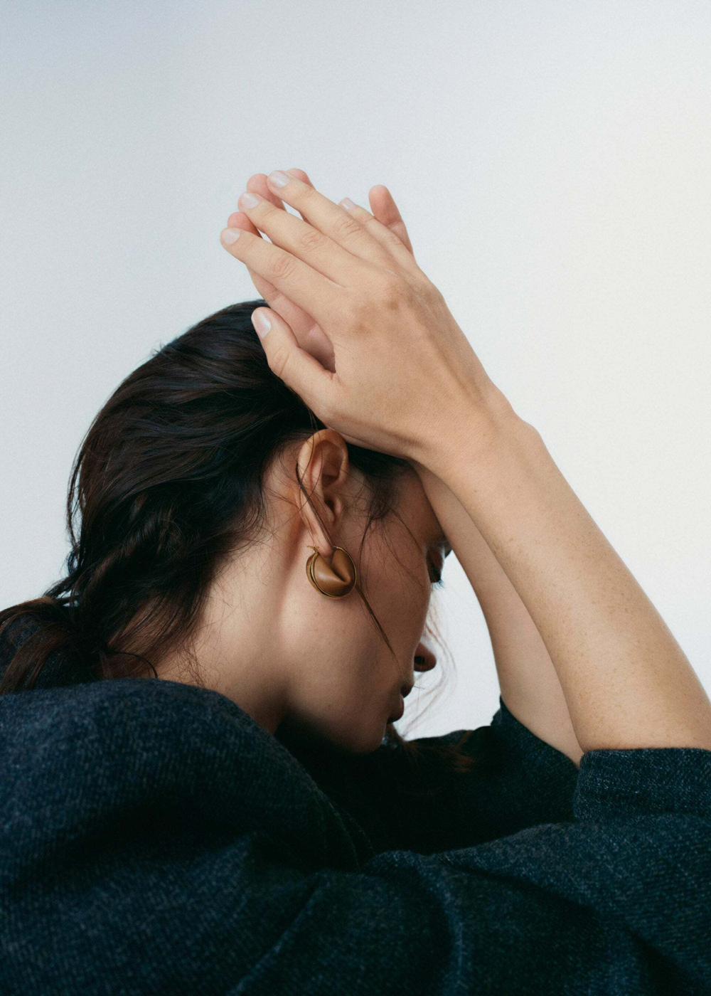 Polène Серьги Ormé Hoop Earrings, цвет верблюжьей шерсти