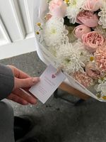 Букет из хризаентемы, кустовой пионовидной розы и ромашки