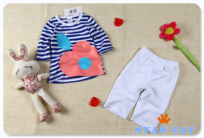 Костюм из однотонных брюк и лонгслива в полоску с аппликацией