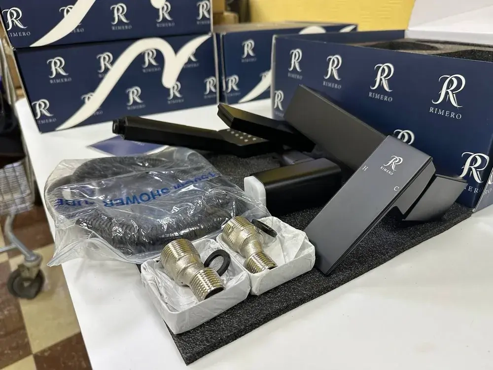 Смеситель для ванны с ручным душем RIMERO RM3017BL (Черный матовый)