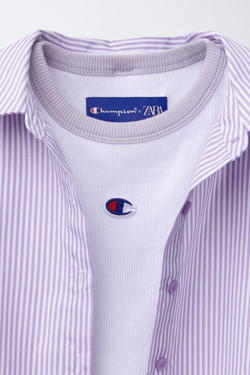 ZARA X CHAMPION ® КОМПЛЕКТ РУБАШКА ПОПЛИН В ПОЛОСКУ С ТРИКОТАЖНОЙ МАЙКОЙ, СВЕТЛАЯ МАЛЬВА