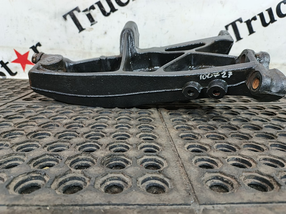 Кронштейн усилителя бампера правый