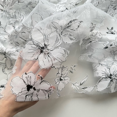 Крупные хлопковые цветы на сетке