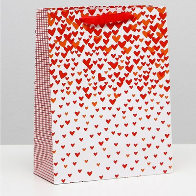 Ламинированный пакет с сердечками - 26 x 32 x 12 см. (Цвет: белый с красным)