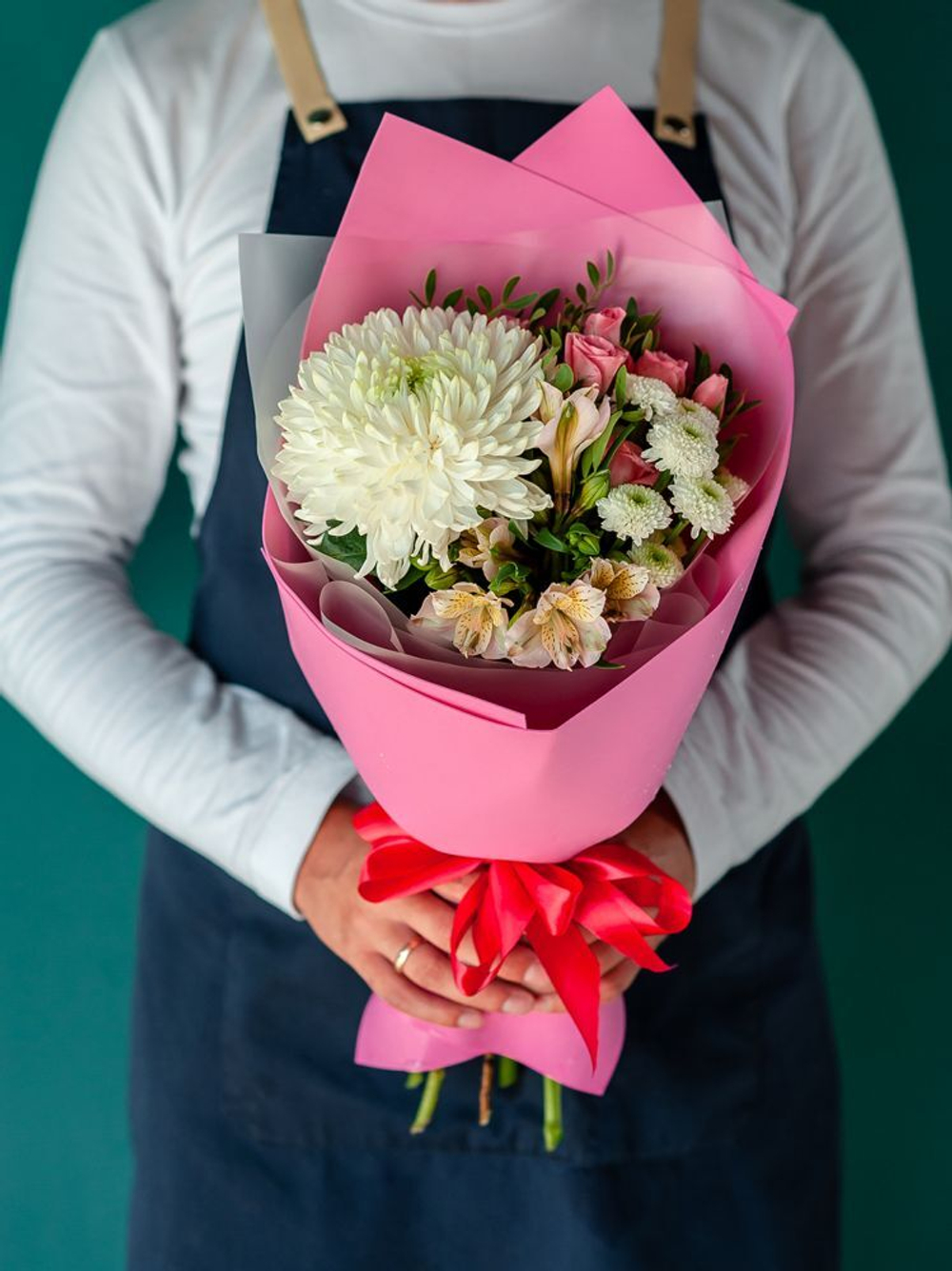 Сборный мини букет в розовом оформлении с одноголовой хризантемой