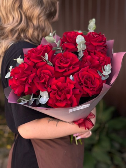 Красные французские розы премиум сорта и эвкалипт в элегантном оформлении от Флора Маркет