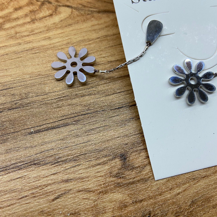 Серьги-гвоздики капля перевернутая жгутики Цветок 9-листник цвет серебристый