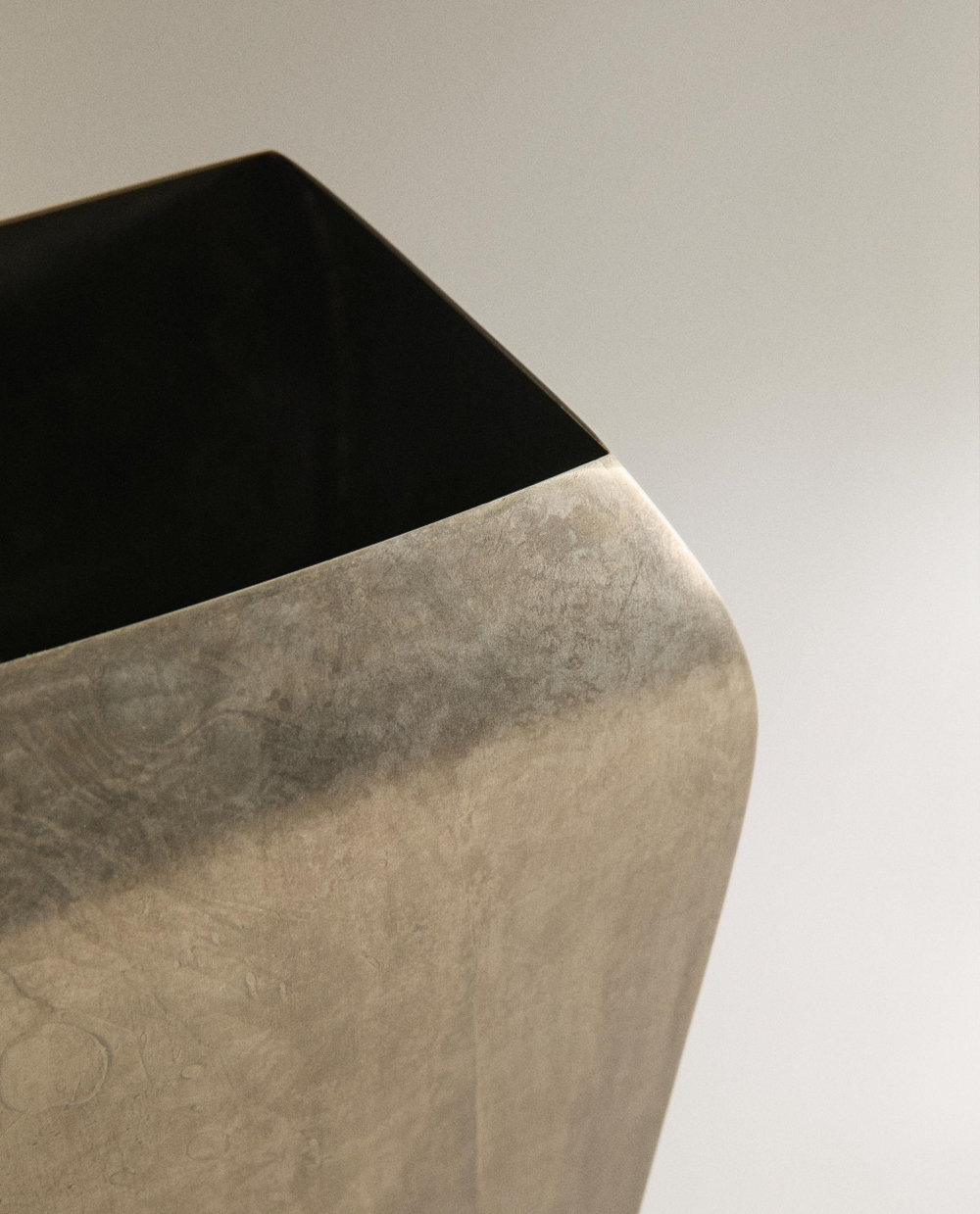 Zara Home Ваза из нержавеющей стали, цвет серый, 18 см