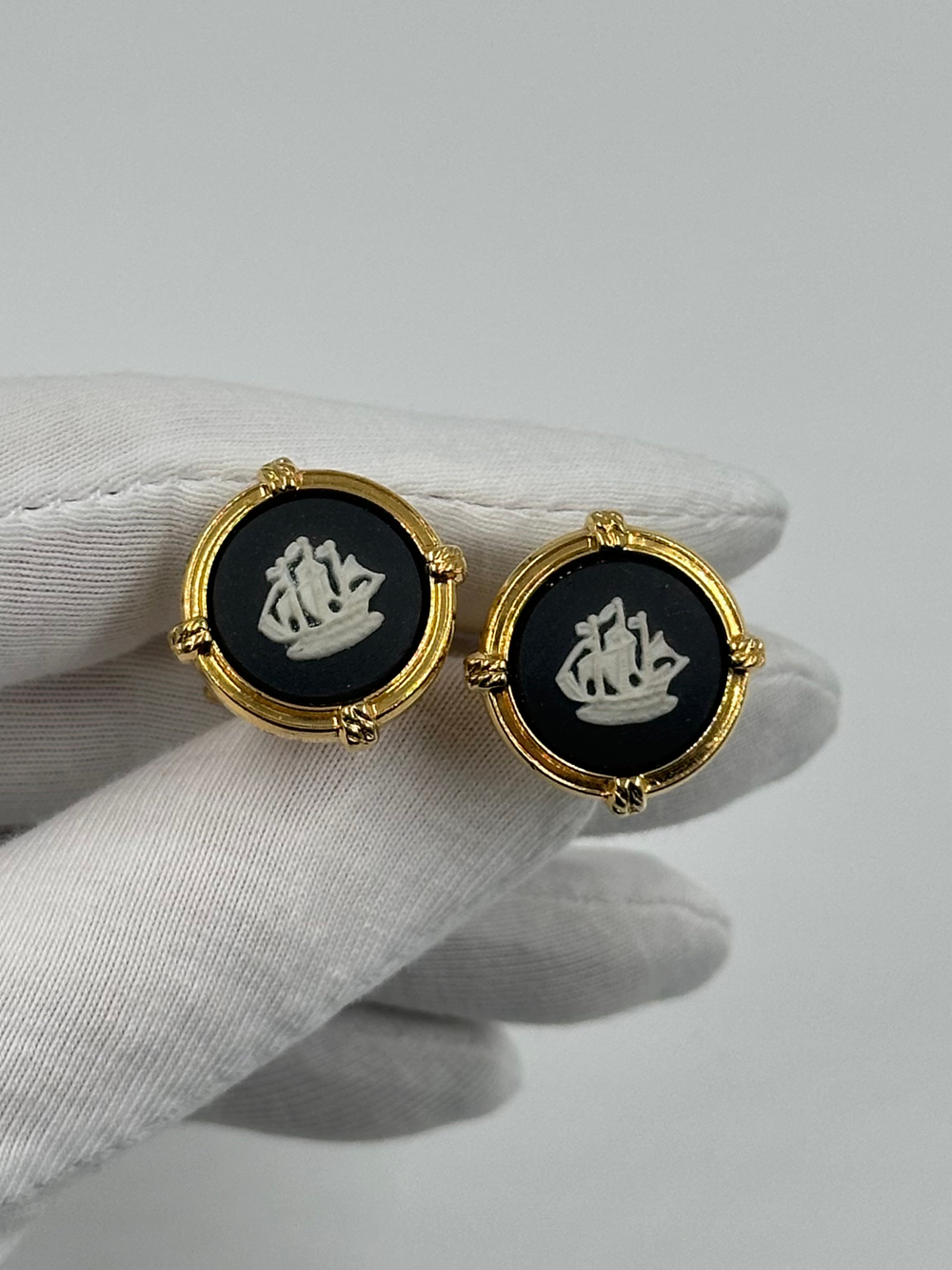 Запонки чёрные с парусником Wedgwood