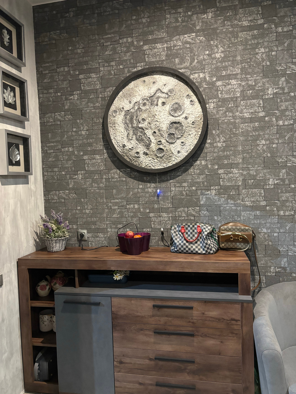 Луна на стене