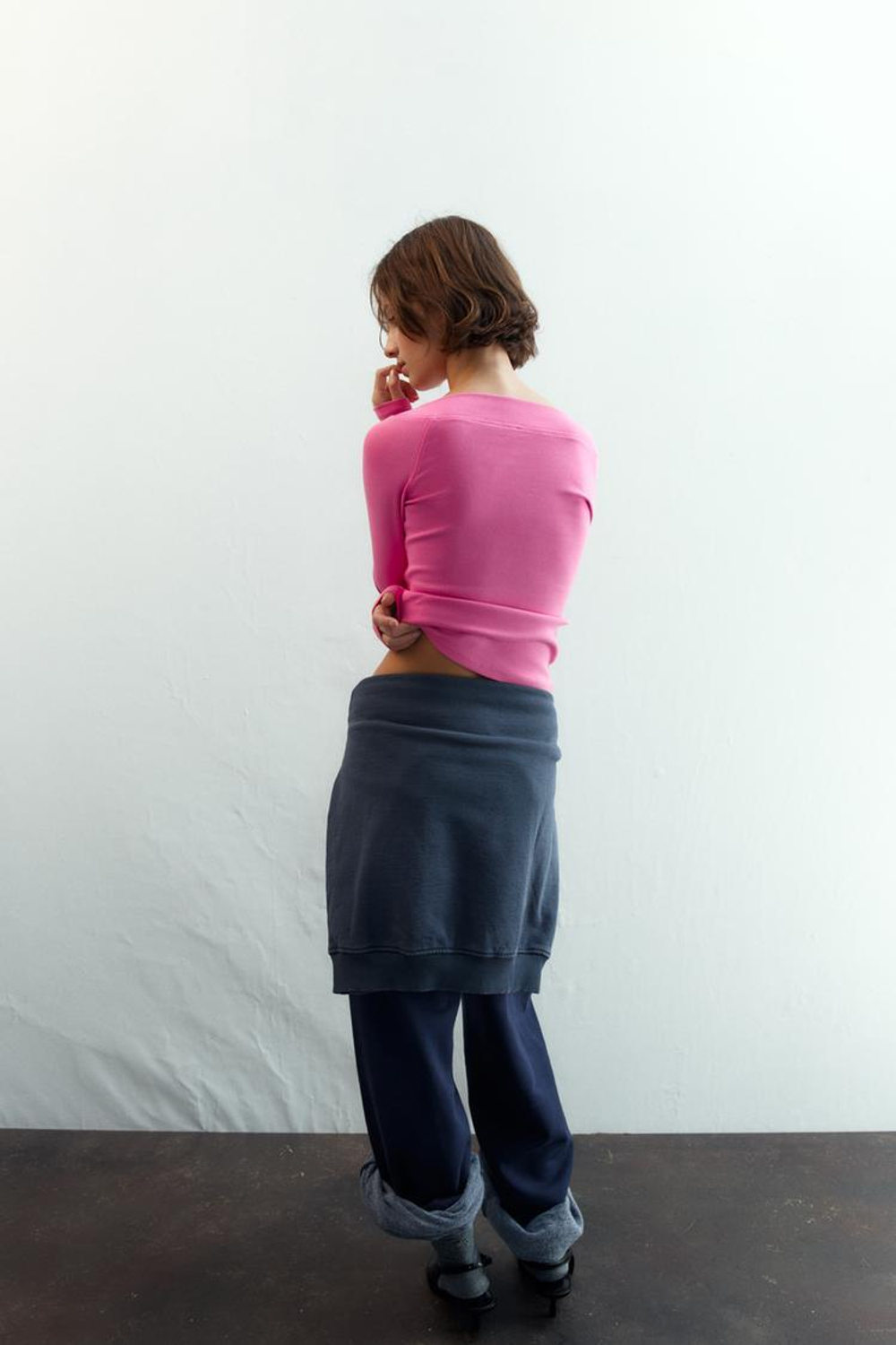 ZARA ФУТБОЛКА В РУБЧИК С ВЫРЕЗОМ «ЛОДОЧКА», ЦВЕТ ФУКСИИ