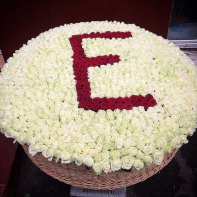 Любая буква/слово в корзине 1001 роза