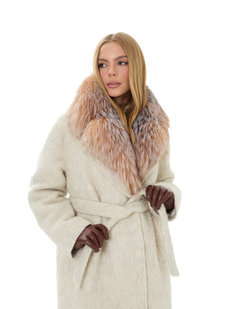 Утепленное молочное пальто с мехом лисы