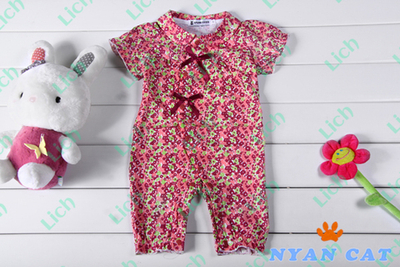 Песочник с пестрым цветочным принтом и отделкой бантами