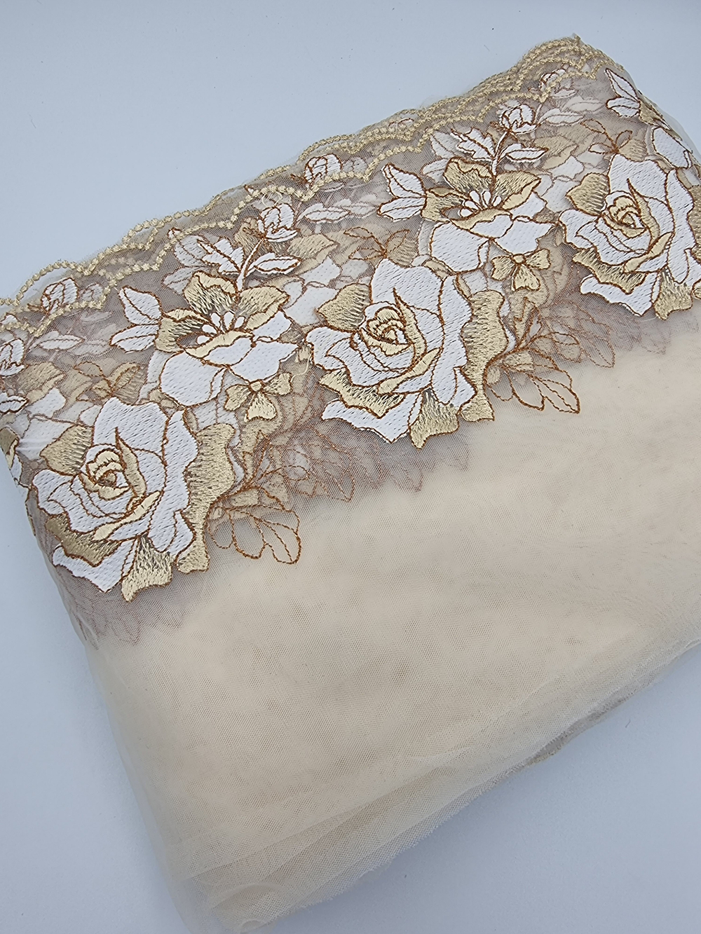 Вышивка на сетке бежевый/золото К792 левая 21 см