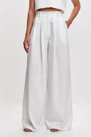 Свободные брюки с защипами белого цвета