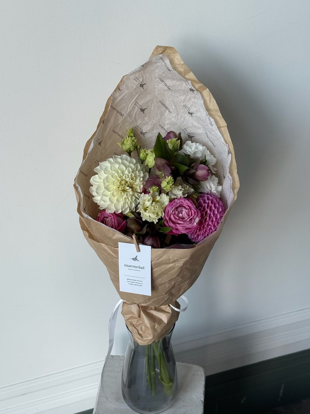 Кулек из кустовых пионовидных роз, георгин, лизиантуса и хелеборуса