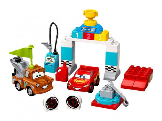 Lego konstruktor  Lightning McQueens Race Day