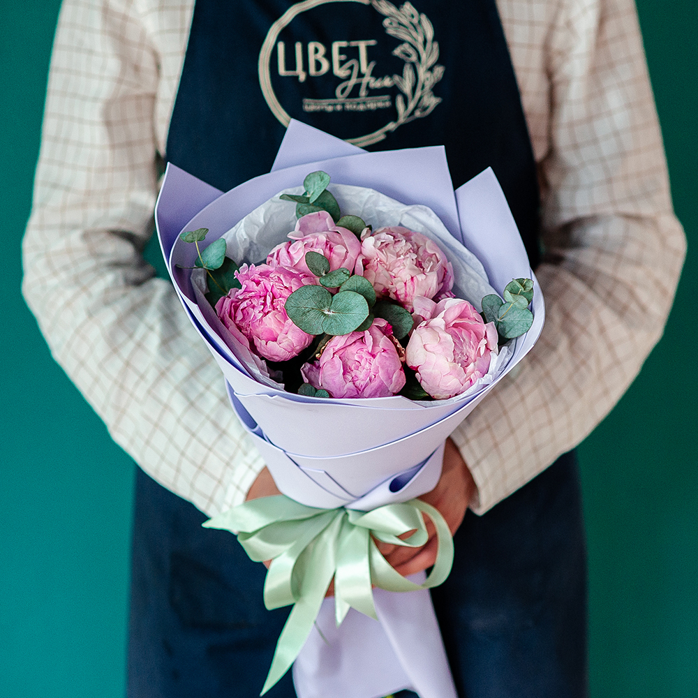 5 пионов Сара Бернар с эвкалиптом