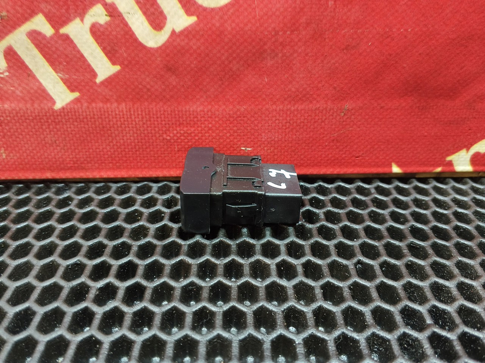 Кнопка стеклоподъемника левого