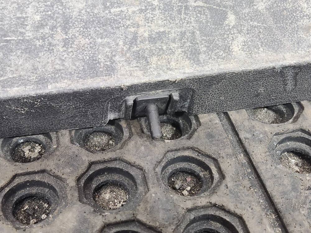 Накладка вещевого ящика правого