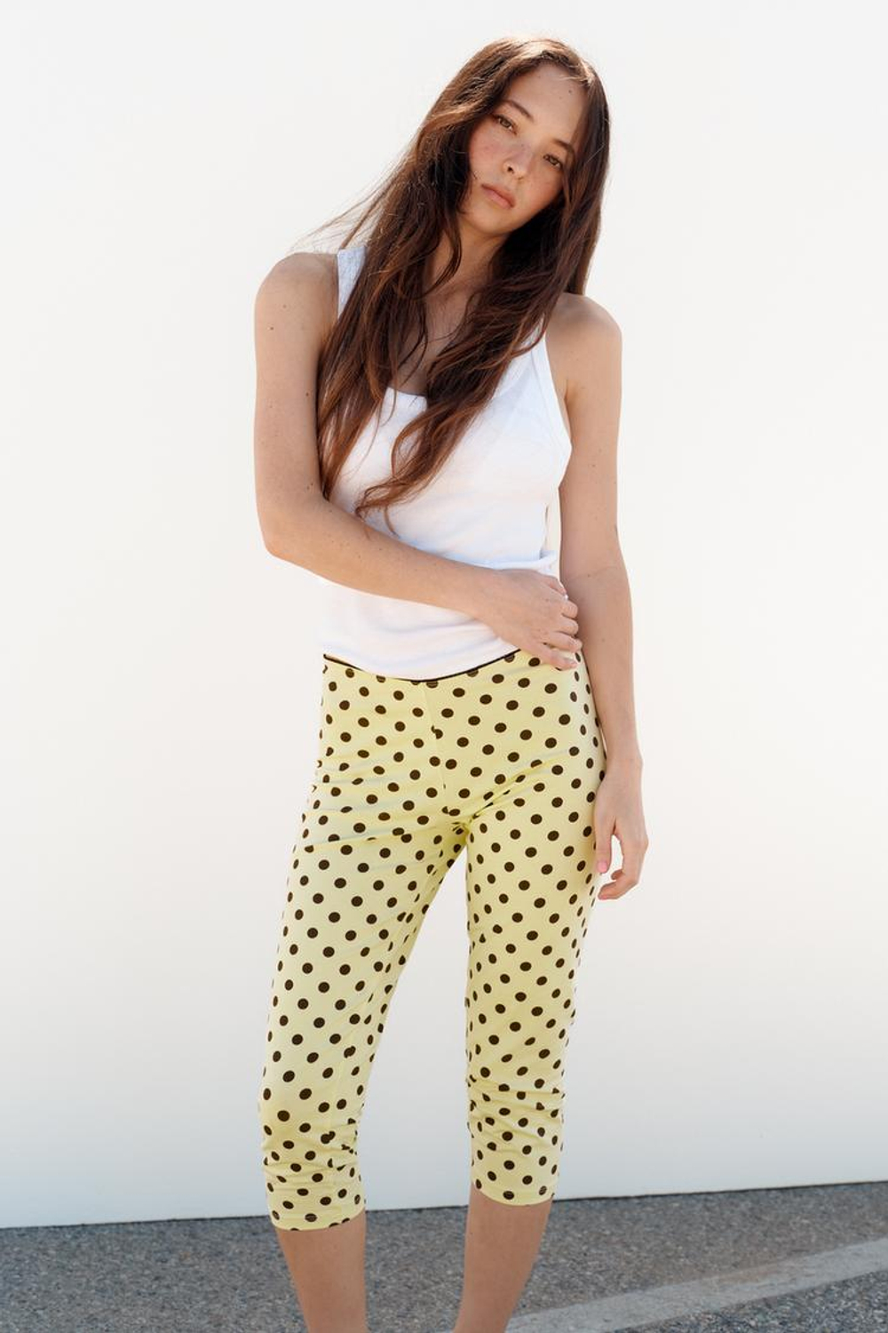 ZARA БРЮКИ КАПРИ В ГОРОШЕК, ЖЕЛТЫЙ
