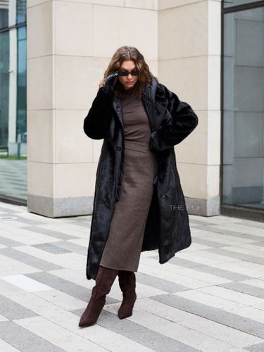 Черный комбинированный пуховик с капюшоном и поясом