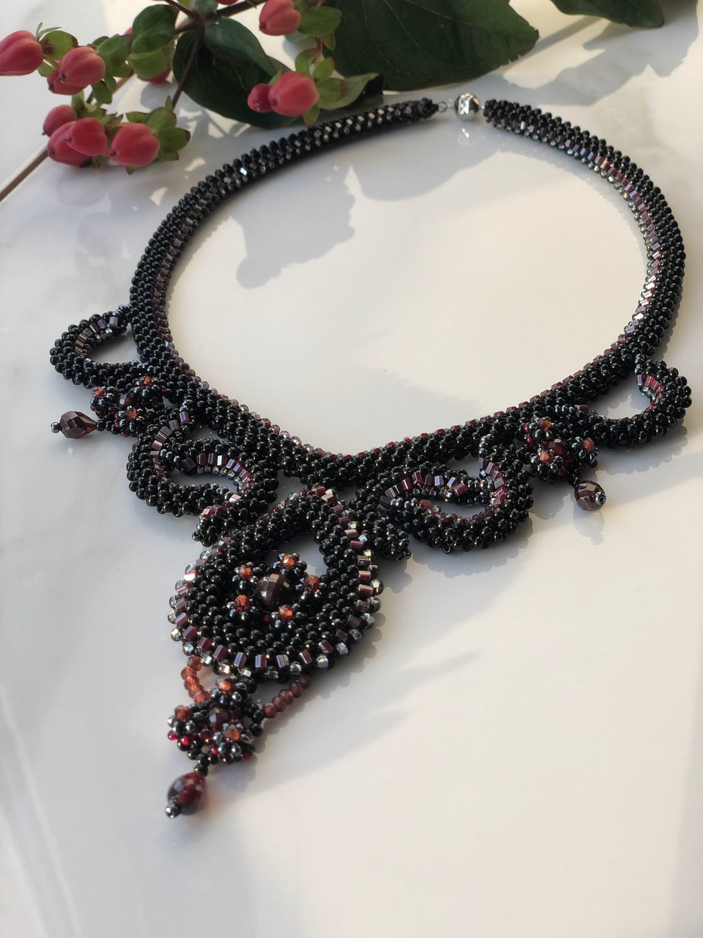 Колье "Восточная сказка" ручной работы из бисера с камнем гранат