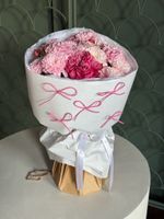 Букет из кустовых пионовидных роз, одноголовой розы, диантусов и хризантемы в розовом оттенке