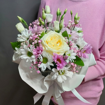 Композиция с пионовидной розой сорта "Candlelight"