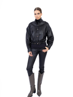 Женская чёрная кожаная куртка-бомбер с плетёным эффектом