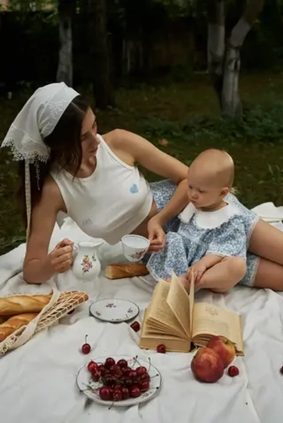 Топ с голубой вышивкой