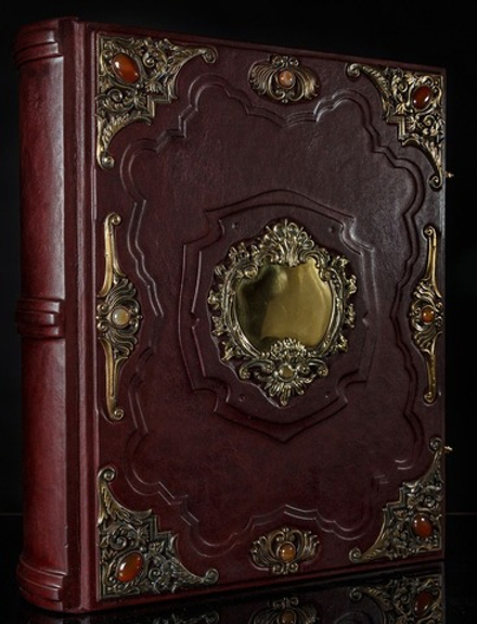 Подарочная родословная книга "Ювелирная" из натуральной кожи, с накладкой (бордовая)