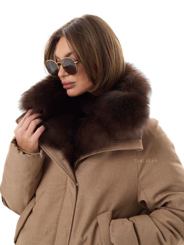 Короткая бежевая парка с песцовым воротником